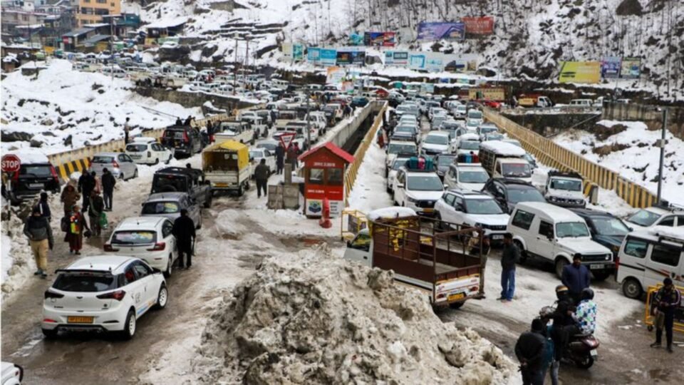 Manali Traffic: मनाली में उमड़ा पर्यटकों का सैलाब, सड़कों पर रेंगते दिखे वाहन; होटल और होमस्टे हुए फुल
