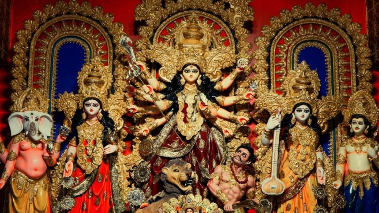 Navratri 2026: नवरात्रि का इंतजार किए बिना ऐसे चमकाएं घर का मंदिर, सफाई के लिए अपनाएं ये आसान और प्रभावी तरीके