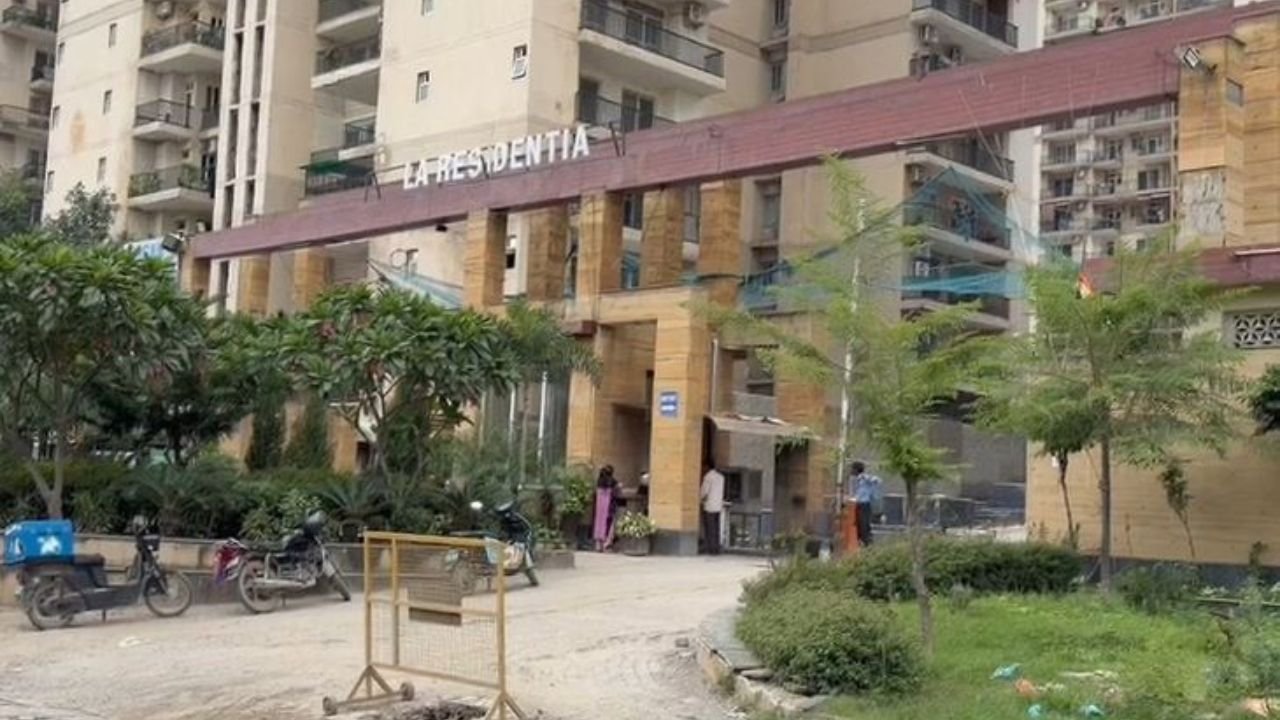 Noida Flat Dispute: नोएडा के फ्लैटों के असली हकदार कौन? सुप्रीम कोर्ट ने पूर्व हाई कोर्ट जज को सौंपी जांच