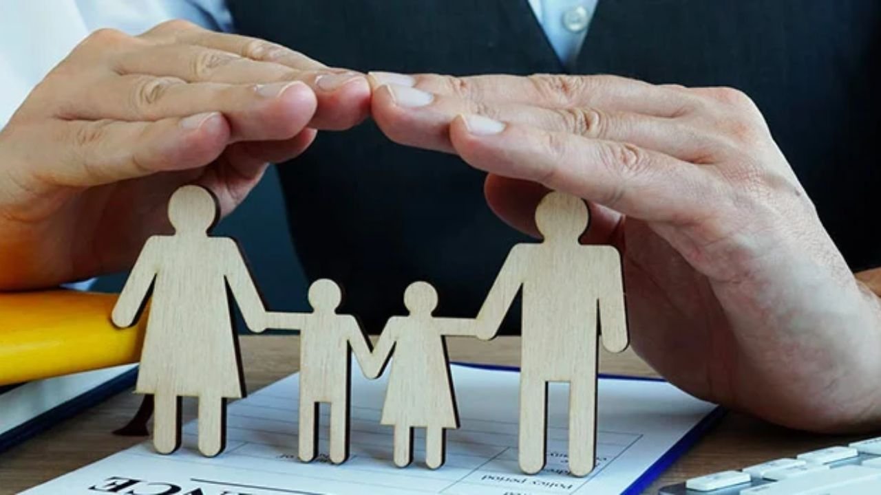 Term Insurance Plan: टर्म इंश्योरेंस प्लान कैसे चुनें, प्रीमियम, कवर और कंपनी चुनते समय इन 5 बातों पर दें ध्यान