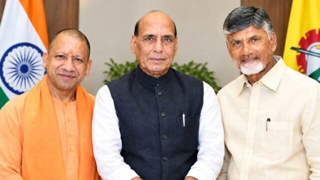 UP News: काशी में राजनाथ सिंह, योगी और चंद्रबाबू नायडू का जमावड़ा, युवा सेवा संकल्प यात्रा को हरी झंडी