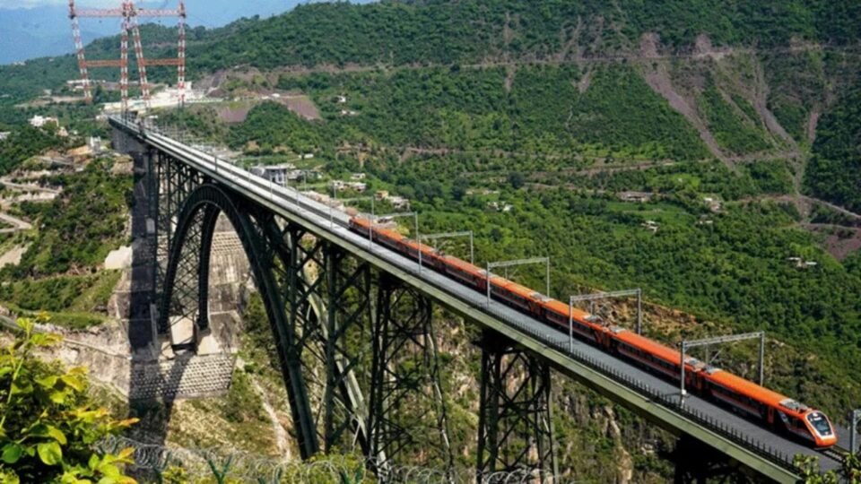 Vande Bharat Express: दुनिया के सबसे ऊंचे चिनाब ब्रिज पर 100 की रफ्तार से दौड़ी वंदे भारत, रेलवे ने बनाया नया रिकॉर्ड