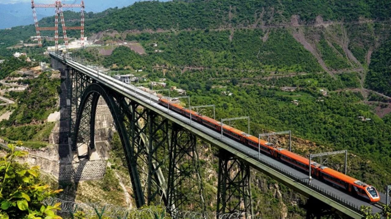 Vande Bharat Express: दुनिया के सबसे ऊंचे चिनाब ब्रिज पर 100 की रफ्तार से दौड़ी वंदे भारत, रेलवे ने बनाया नया रिकॉर्ड