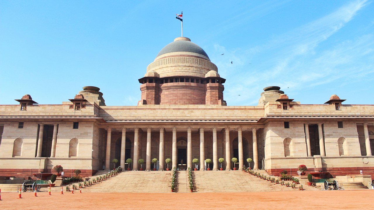 नई दिल्ली स्थित राष्ट्रपति भवन का सामने से दृश्य
